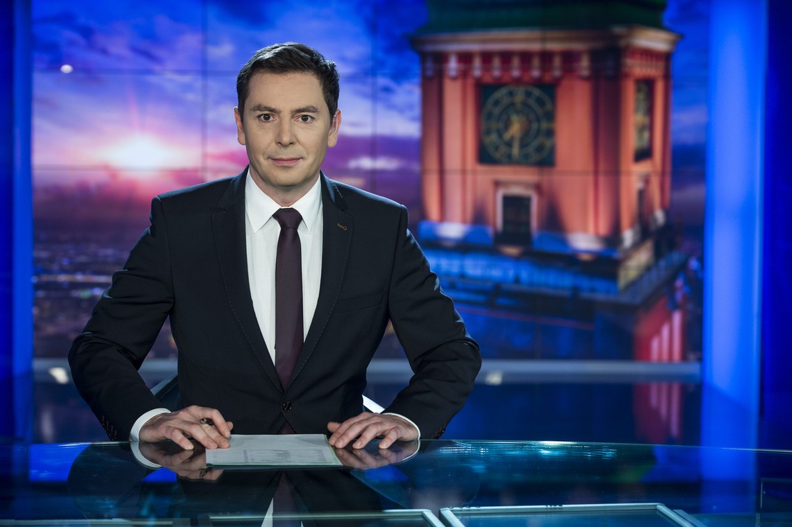 Michał Adamczyk prowadzący "Wiadomości" w TVP1.