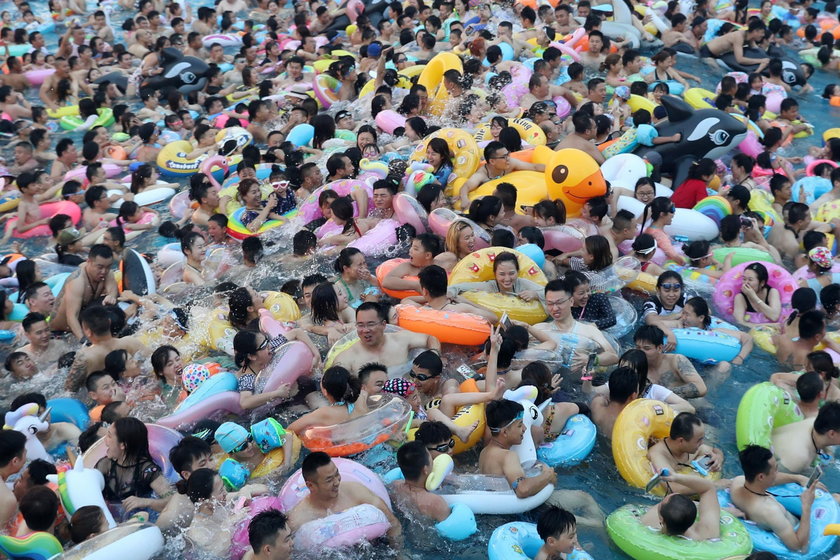 Narzekasz na tłumy na plażach? Spójrz na to, co działo się na basenie w Chinach