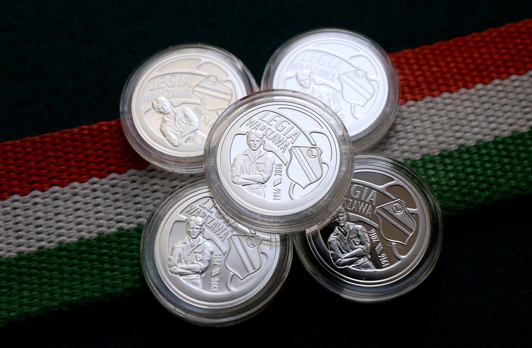 Srebrna moneta kolekcjonerska o nominale 5 zł upamiętniająca klub Legii Warszawa znalazła się w sprzedaży