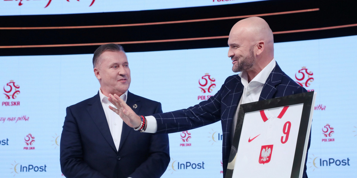 Prezes PZPN Cezary Kulesza i szef InPostu Rafał Brzoska podczas uroczystego podpisania umowy sponsorskiej w maju 2022 r.