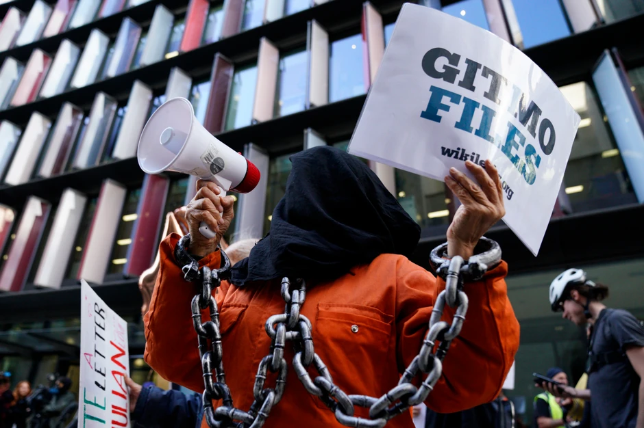 Asanžove pristalice protestuju ispred suda u Londonu 
