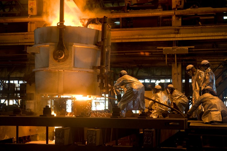 Całkowite przychody amerykańskiej firmy Northrop Grumman Corporation w 2012 roku wyniosły 25,22 mld dol. Lwia część z tej kwoty (20,6 mld dol.) pochodziła z branży zbrojeniowej. Poza zbrojeniówką Northrop jest też ważnym graczem na rynku technologicznym. Zajmuje się produkcją sprzętu w takich branżach jak technologie informacyjne, elektronika, astronautyka oraz okrętownictwo. Firma jest największym na świecie dostarczycielem okrętów. Na fot. stocznia Northrop Grumman Shipbuilding w Newport News w stanie Wirginia, w której powstaje lotniskowiec the Gerald R. Ford (CVN 78), fot. materiały prasowe Huntington Ingalls Industries