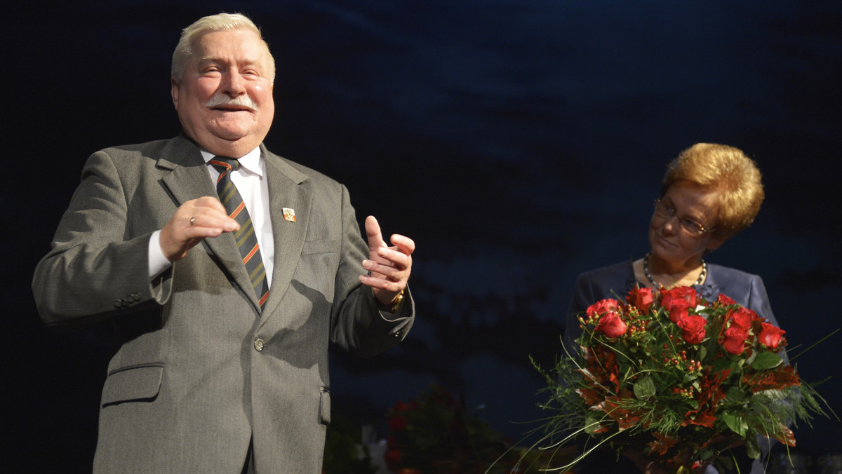 "Parę elementów bym poprawił" - tak Lech Wałęsa ocenił monodram "Danuta W.", w którym w rolę prezydentowej wcieliła się Krystyna Janda. Spektakl odbył się w gdańskim Teatrze Wybrzeże.