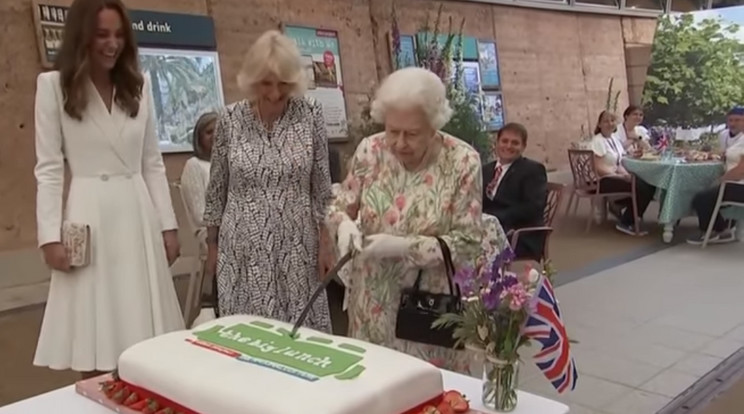 II. Erzsébet szokatlan módszert választott a tortája felszeléséhez