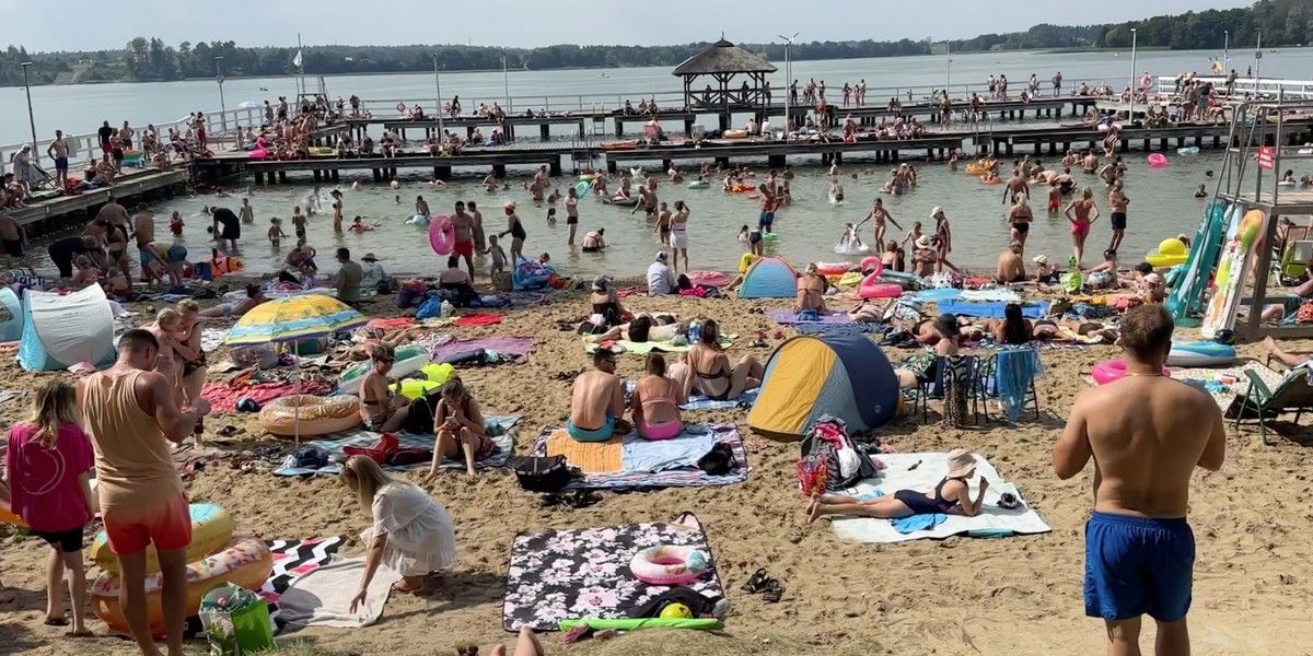 Tłumy turystów na mazurskich plażach.