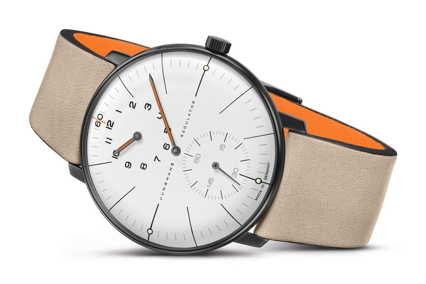 Auch ein Teil des Sets ist die Armbanduhr «Max Bill Regulator». Der anthrazitfarbene Zeitmesser ist mit einem Automatikwerk und einer Wasserdichtheit von bis zu 3 Bar ausgestattet. 