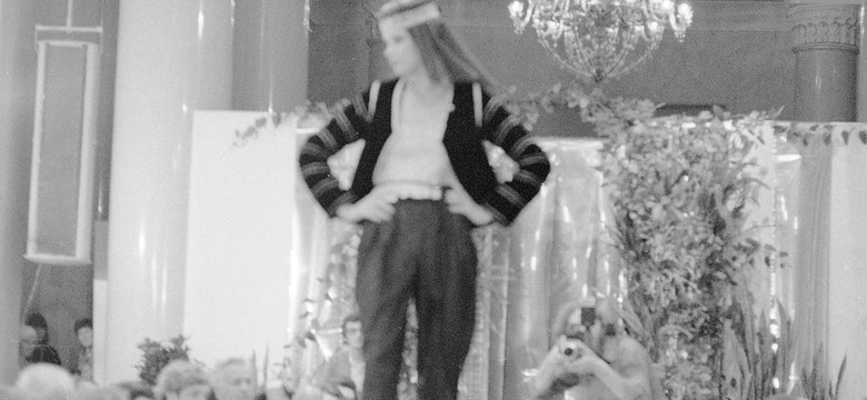 Błyskawiczny i trudny QUIZ o modzie z PRL. Dopasujesz nazwę do elementu stroju?