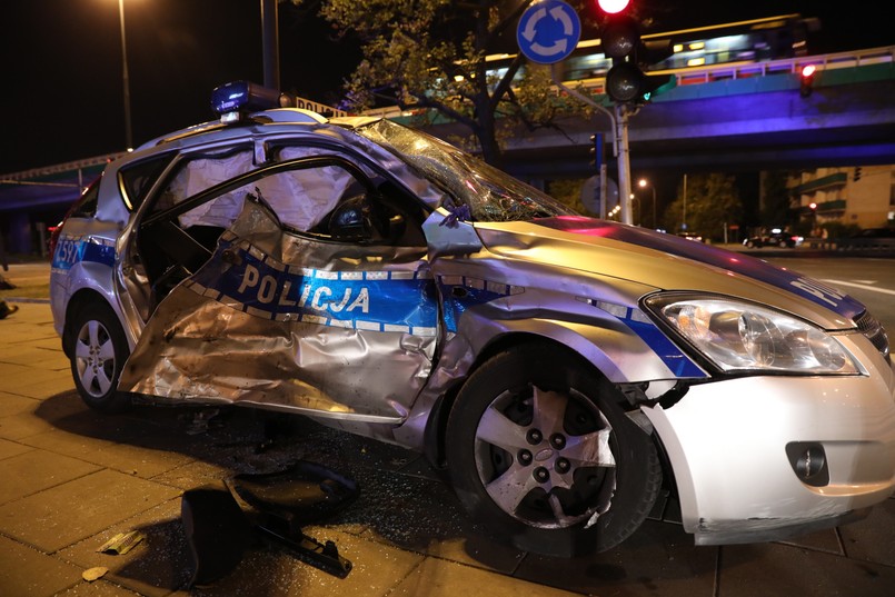 Jak poinformował rzecznik KSP Sylwester Marczak, w bok radiowozu policyjnego, który jechał na czele kolumny, uderzył samochód marki Iveco, zepchnął policyjny wóz na pobocze, następnie na pas zieleni, a potem na chodnik, gdzie samochód potrącił znajdującą się tam osobę. Do szpitala trafili dwaj policjanci z radiowozu, potrącony pieszy i jedna osoba z iveco.