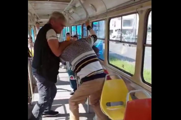 RVANJE, PESNICE U LICE, ŠUTIRANJE U MEĐUNOŽJE...   Haos u tramvaju, potukla se dvojica starijih muškaraca: "Hajde, ljudi, pomozite!" (VIDEO)