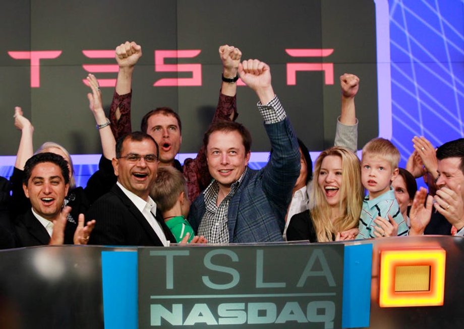 Prezes Tesla Motors Elon Musk po uderzeniu w dzwonek otwierający giełdę NASDAQ z okazji pierwszej oferty publicznej swojej firmy w Nowym Jorku 29 czerwca 2010 r. 