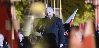 Kaczyński na miesięcznicy: białe róże to symbol nienawiści