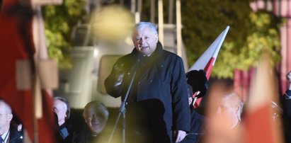 Kaczyński na miesięcznicy: białe róże to symbol nienawiści