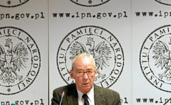 Prof. Andrzej Paczkowski o trwającej bezkrwawej rewolucji: Dyskredytacja Wałęsy jest elementem walki politycznej