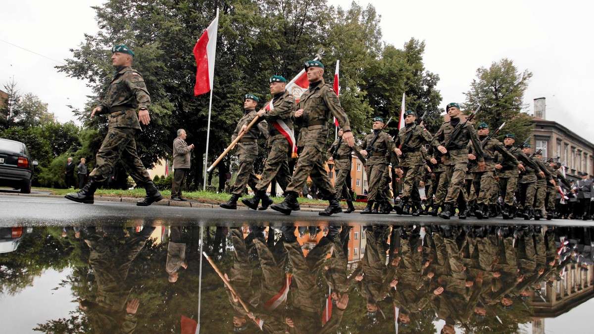 Nie jak zwykle na placu Piłsudskiego, ale w Al. Ujazdowskich, w pobliżu Belwederu, odbędą się w tym roku główne obchody Święta Wojska Polskiego w Warszawie. Podpowiadamy, co organizatorzy zaplanowali w programie czwartkowej imprezy.