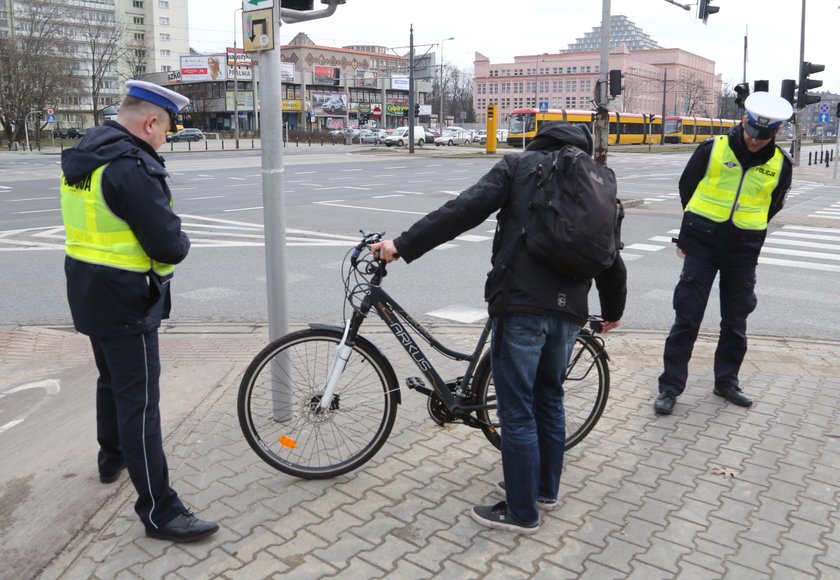 Policjanci kontrolują rowerzystów