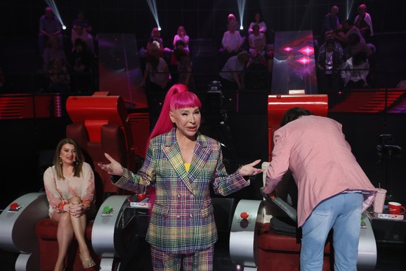 (VIDEO) Zorica Brunclik ulazi u studio, za njom VIŠEMINUTNI APLAUZ: Emotivni povratak pevačice u "Pinkove zvezde", Desingerica je grli i ne pušta