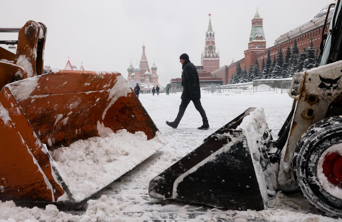 Очистка москвы. Снежные сугробы Москва. Фотографии снегопада в Москве. Снег в Москве фото ТАСС. Дождь со снегом в Москве.