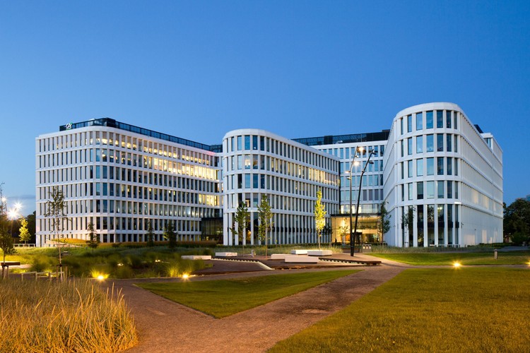 Do sieci komunikacyjnej należą także linie tramwajowe, które łączą park biznesowy m.in. z centrum Warszawy. Tramwajem można tam dojechać w ok. 20 minut.