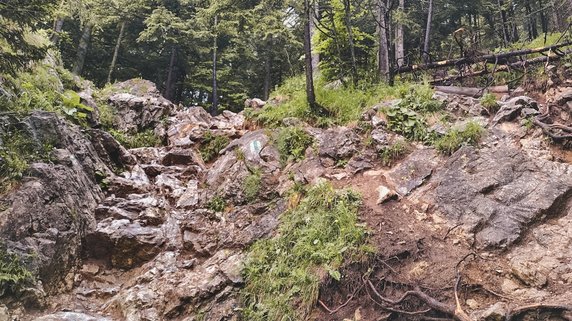 W tym miejscu warto zachować ostrożność - kamienie są bardzo wyślizgane