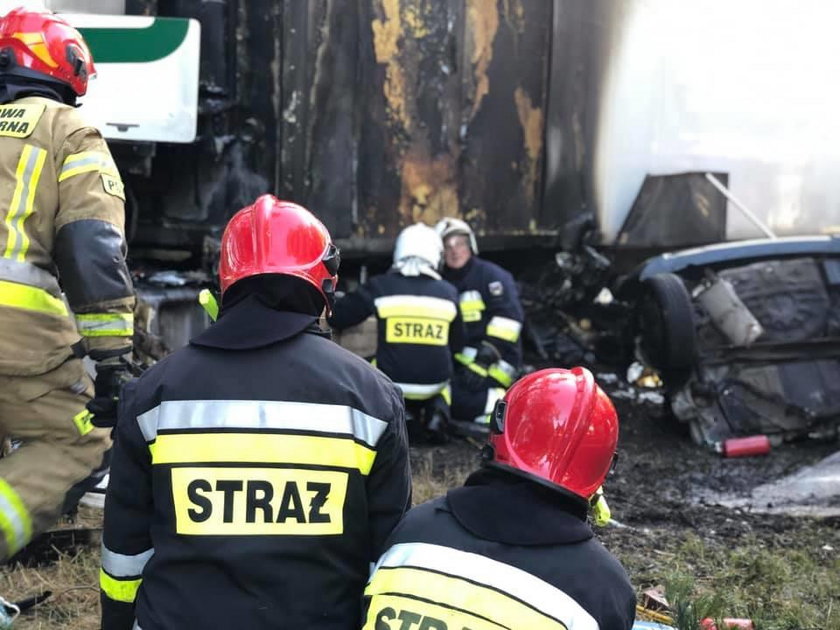 Kujawsko-Pomorskie: Auto wjechało pod tira i zaczęło płonąć. Zginął kierowca