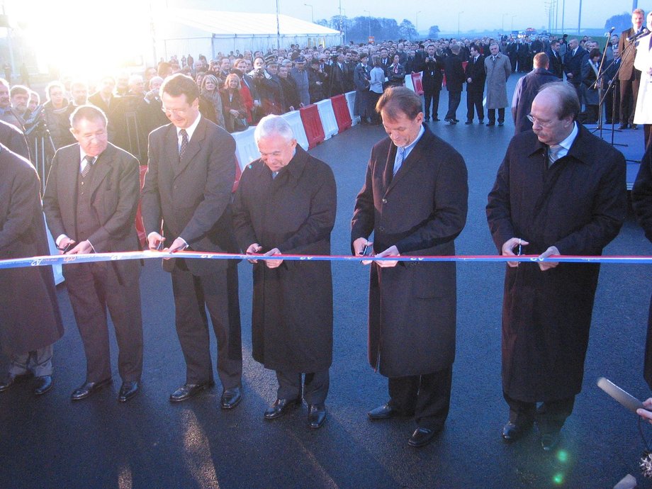 Otwarcie odcinka A2 Poznań-Września w 2003 r. Na środku ówczesny premier Leszek Miller. Po jego prawej stronie Jan Kulczyk