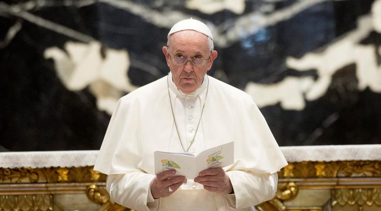 Ferenc pápa vezeti a Libanon békéjéért mondott imát a libanoni keresztény egyházi képviselők látogatásakor 2021. július elsején a Vatikánban