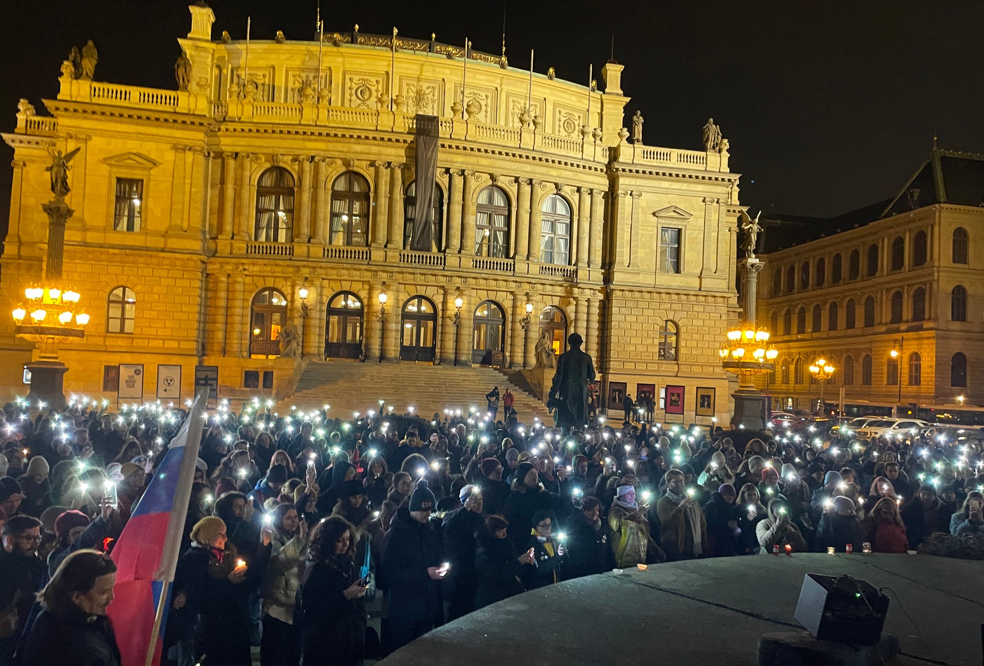 Na snímke stovky ľudí na Námestí Jana Palacha v Prahe, ktorí si prišli pripomenúť siedme výročie vraždy slovenského novinára Jána Kuciaka a jeho snúbenice Martiny Kušnírovej. Praha, 21. februára 2025.