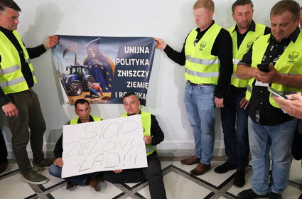 Rolnicy okupują Sejm. Rozpoczęli strajk i wezwali premiera