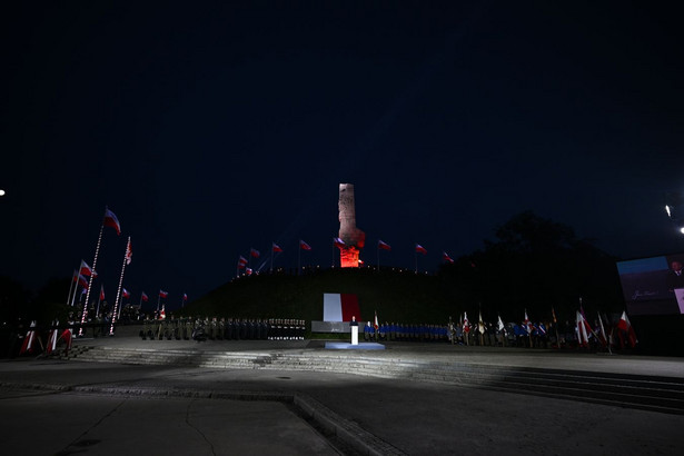 Uroczystości przed Pomnikiem Obrońców Wybrzeża na Westerplatte w Gdańsku