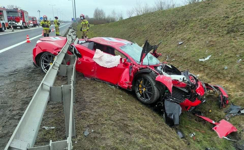 Ferrari rozbite na drodze S10