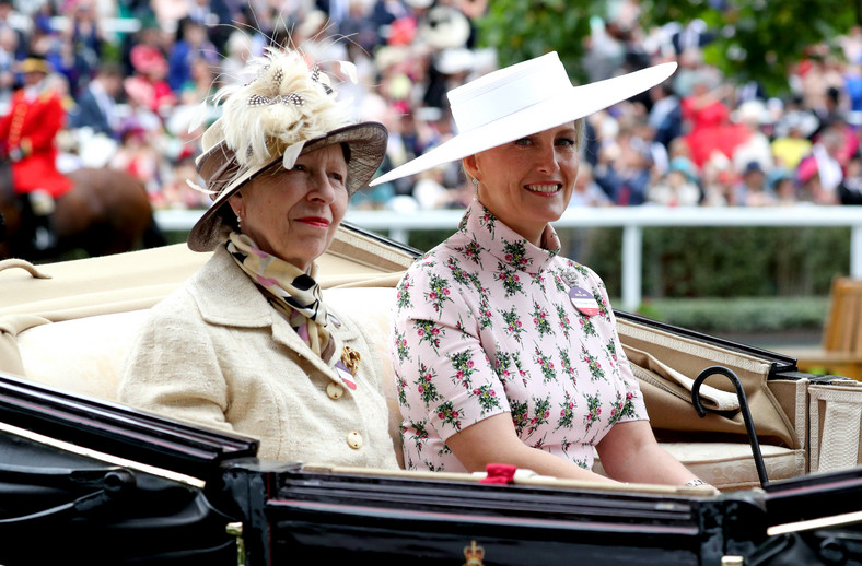 Księżniczka Anna i hrabina Sophie odwiedzą Elżbietę II