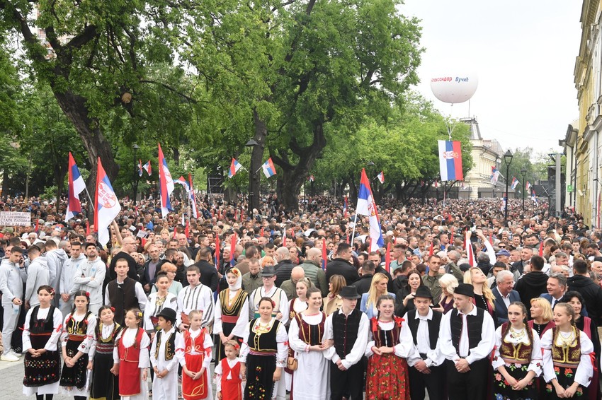 Skup SNS u Pančevu, nešto pre 18 sati