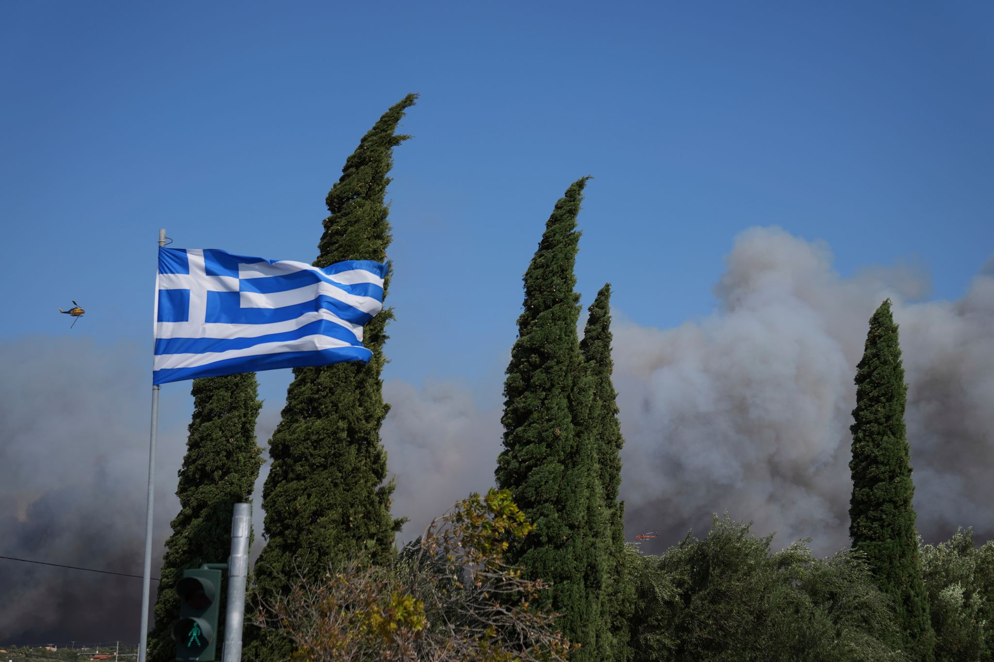 Waldbrände in Griechenland: 1 Toter, 400 Gerettete