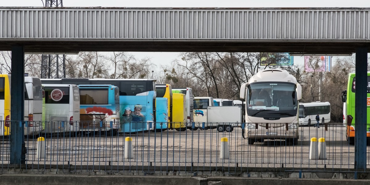 Koronawirus uderzył w branżę transportową - maleje liczba zamówień zarówno w przewozie osób, jak i rzeczy