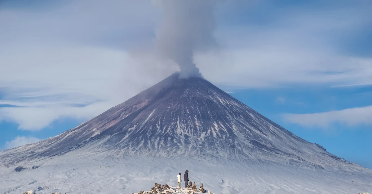 Trzęsienie ziemi spowodowało wybuch wulkanu. Erupcja trwa