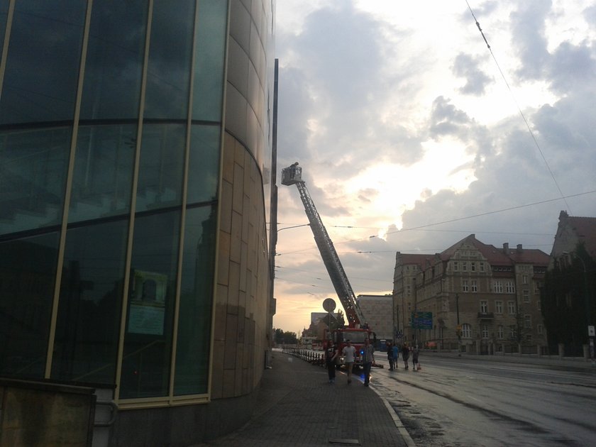 Strażacki wysięgnik i budynek