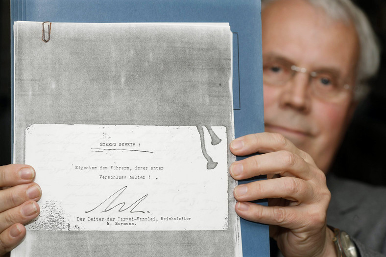 Dyrektor archiwum Josef Henke z Koblenzer Bundesarchiv pokazuje kopię okładki pamiętników Hitlera wykutych przez Konrada Kujau 