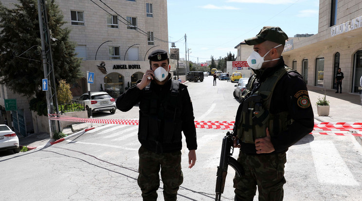 Fegyveresek őrzik a Betlehemhez közeli Beit Jala városában található Angel hotelt, ahol négy fertőzött tartózkodik / Fotó: EPA/ABED AL HASHLAMOUN