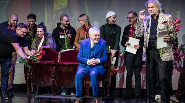 Fotele z teatralnej loży cesarskiej przekazane na 32. finał WOŚP. Obiekt to niemały, bo fragment rzędu z trzema fotelami waży 1000 kg.