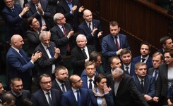PiS przyjmuje ostry kurs. 'Opozycji chodzi o to, by przedstawiać się jako ofiary agresji fizycznej. Niedoczekanie!'