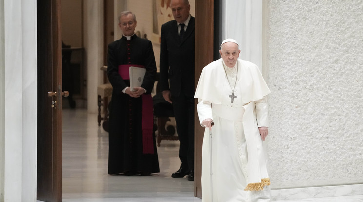 Ferenc pápa heti általános audienciájára érkezik a Vatikán VI. Pál pápa termébe 2024. március 27-én/Fotó: MTI/AP/Gregorio Borgia