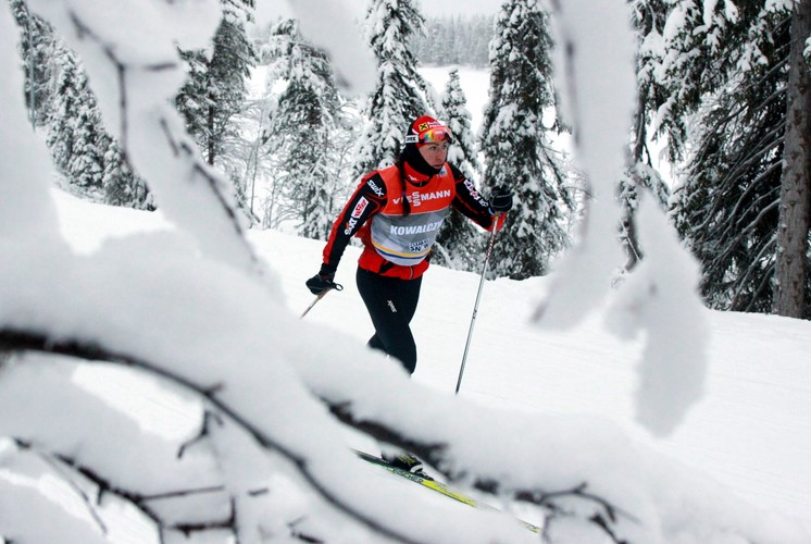 Justyna Kowalczyk trenuje w Kuusamo ze swoim... pieskiem 'Marianem'