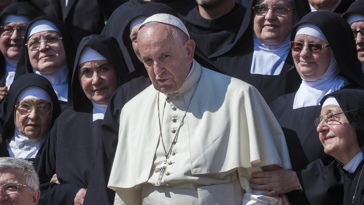 Papież Franciszek pozuje do zdjęcia poczas cotygodniowej audiencji generalnej na placu Świętego Piotra w Watykanie,  14 września 2016 r.