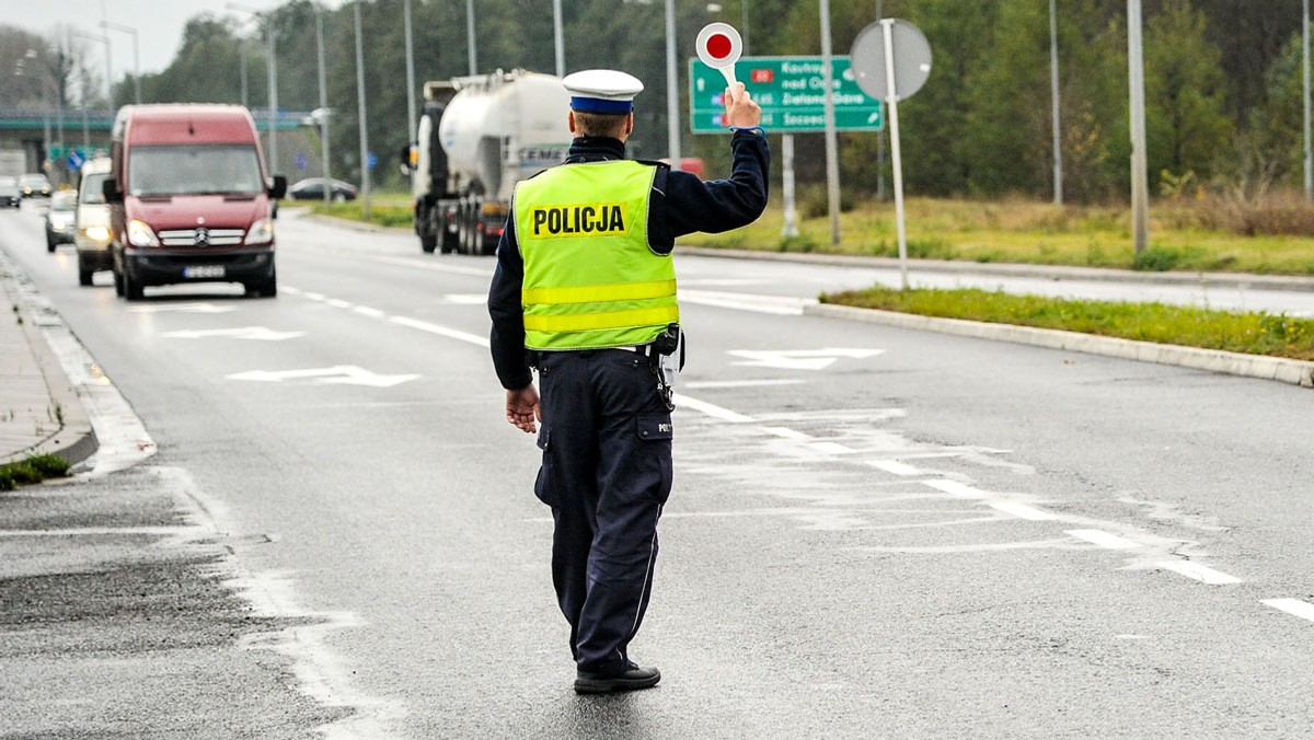 Od sześciu dni na polskich drogach trwają wzmożone kontrole policyjne w związku z dniem Wszystkich Świętych. Od piątku w wypadkach zginęło ponad 40 osób. W samym województwie lubuskim do tej pory nie odnotowano ofiar śmiertelnych. Jak informują policjanci, na drogach było spokojnie i bezpiecznie. Akcja jednak jeszcze się nie skończyła.