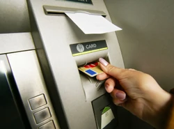 Bankomaty mogą nie rozpoznawać nowych banknotów. NBP zabiera głos