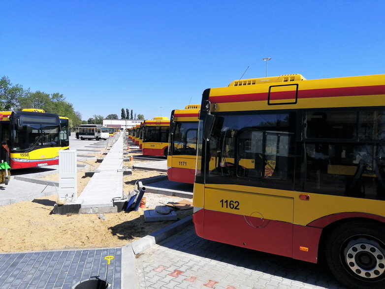 Autobusy w zajezdni Limanowskiego przed przyszłą stacją ładowania pojazdów elektrycznych