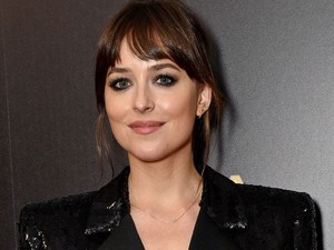 Dakota Johnson flitteres blézeréért MOST elindulunk a boltba