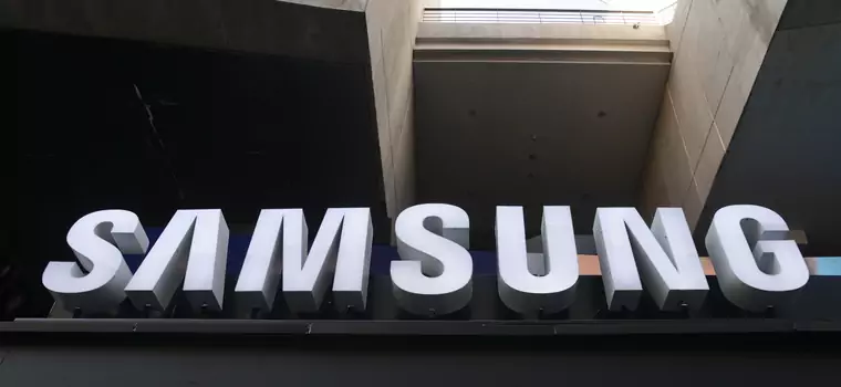 Samsung Galaxy S10 pozuje na renderze w obudowie