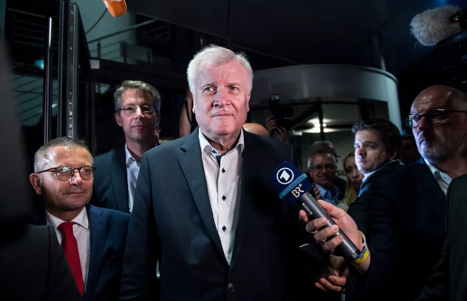  Horst Seehofer rozmawia z mediami podczas konferencji CSU w Monachium