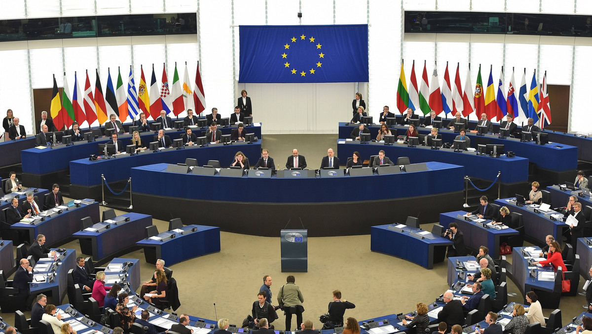 Parlament Europejski poparł dzisiaj zniesienie przez UE wiz dla obywateli Ukrainy. Wejście w życie decyzji zależy teraz tylko od krajów unijnych. Te się jednak ociągają. Według dyplomatów zwłoka ma związek z wyborami prezydenckimi we Francji.